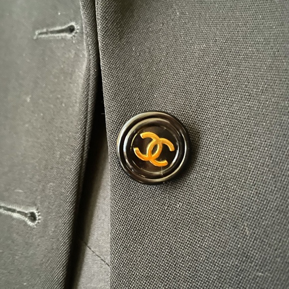 Chanel Vintage blazer with black and gold buttons - Picture 2 of 7